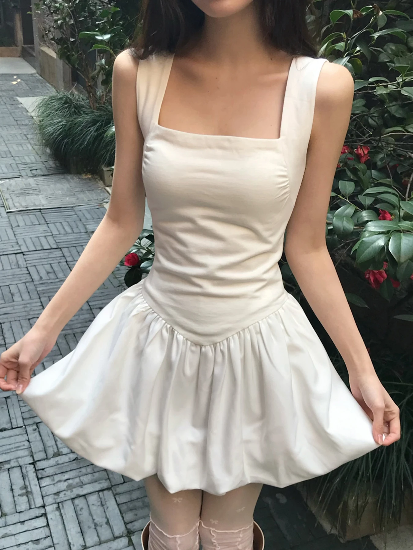 Amyway バレエレトロスクエアカラーノースリーブベストドレスウエスト絞りプリンセススカートふわふわショートスカート女性のサマードレス