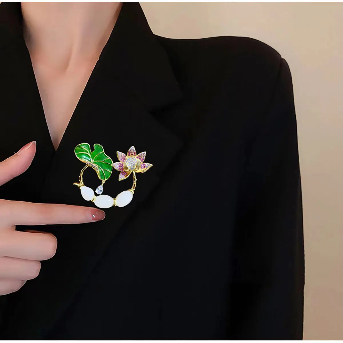 Exqusitie Women Girls Fashion Elegant Lotus Crystal Badges Brooches High-end Lady Dress Suit Flower Plant Series Pins Jewelry