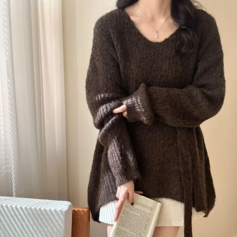 เสื้อสเวตเตอร์ไหมพรมคอวีแขนยาวสำหรับผู้หญิงแฟชั่นฤดูใบไม้ร่วงฤดูหนาว ทรงหลวมผูกเอว สไตล์หรูหราและอบอุ่น