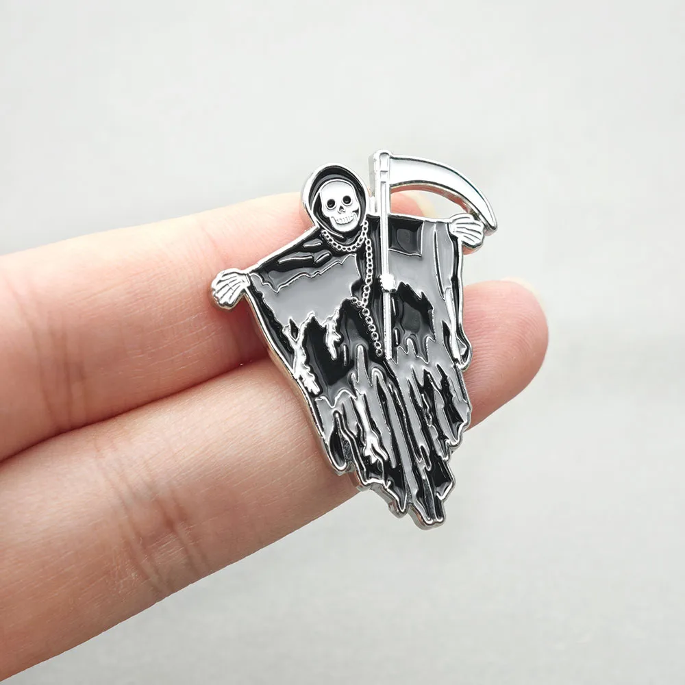 Halloween-Brosche mit Totenkopf-Motiv, Metall-Anstecknadel, schrecklicher Geist mit Sichel, gotischer Punk-Schmuck, Geschenk für Freunde. – Detail 4