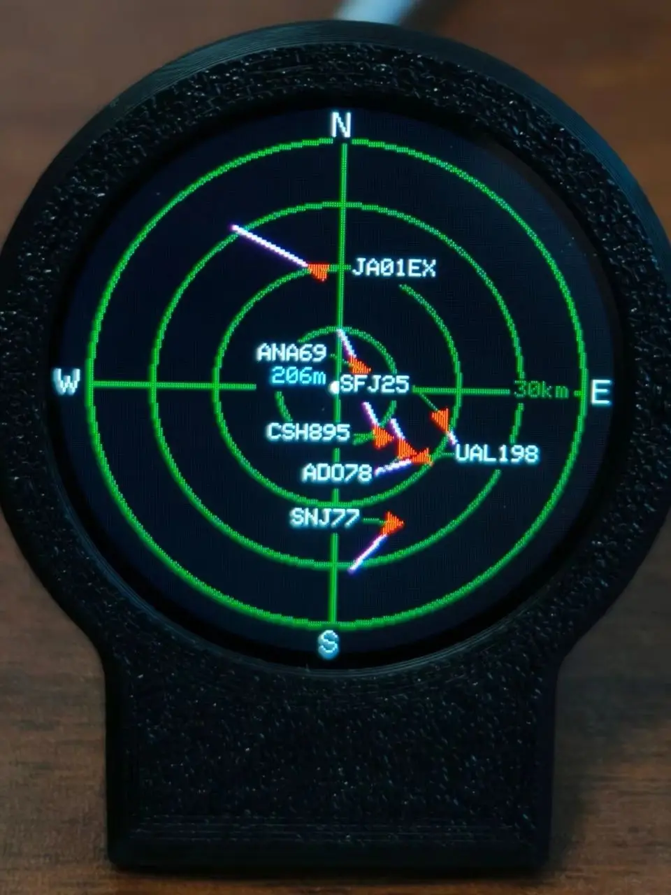 USB-C Deskradar, gadżet do śledzenia lotów ADS-B na żywo z ekranem w formie siatki sonarowej i obudową wykonaną metodą druku 3D, dekoracja biurka w stylu lotniczym. — 2