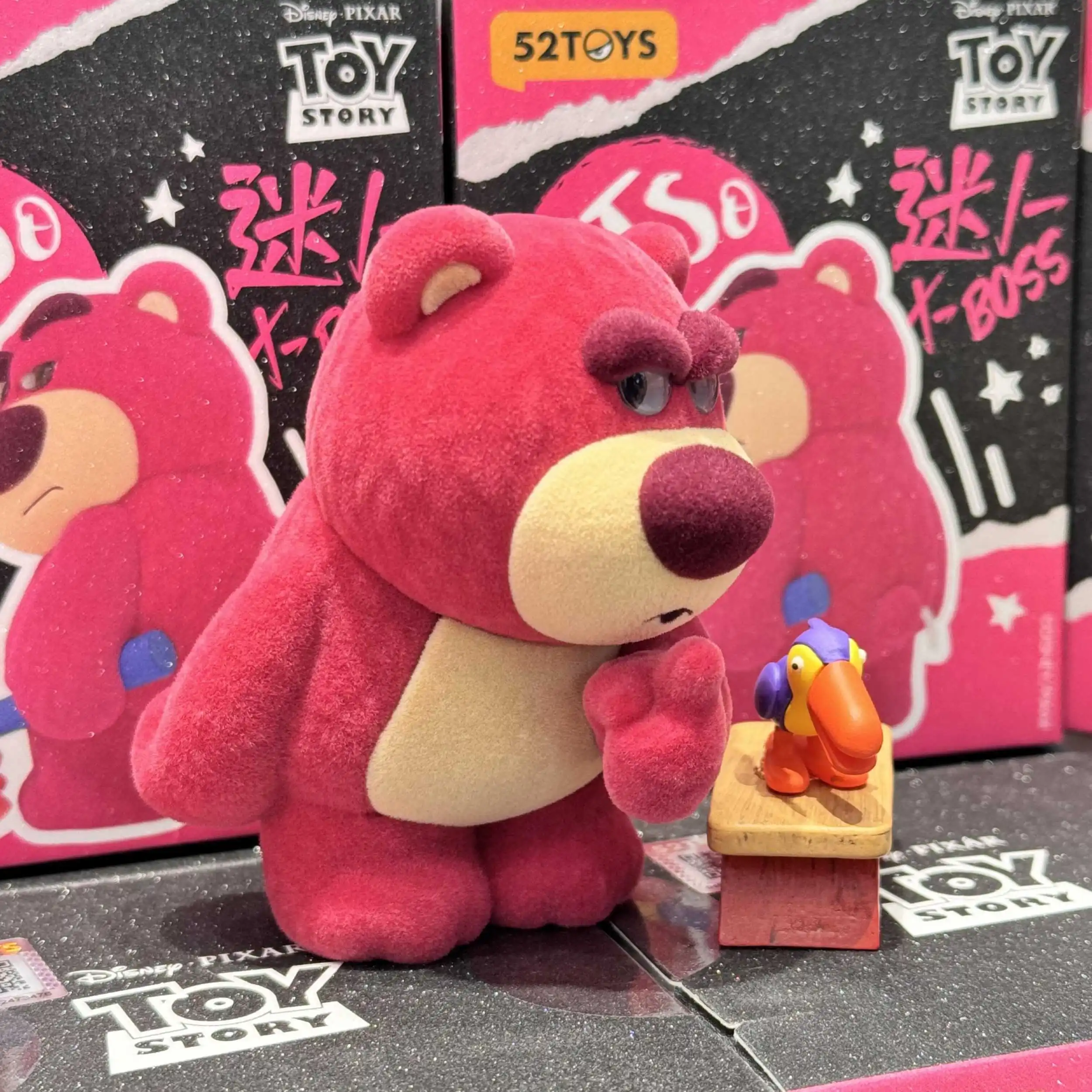 Oso de fresa encantador guía de gran jefe tres generaciones de figuras juguetes de moda adornos flocados periféricos regalo