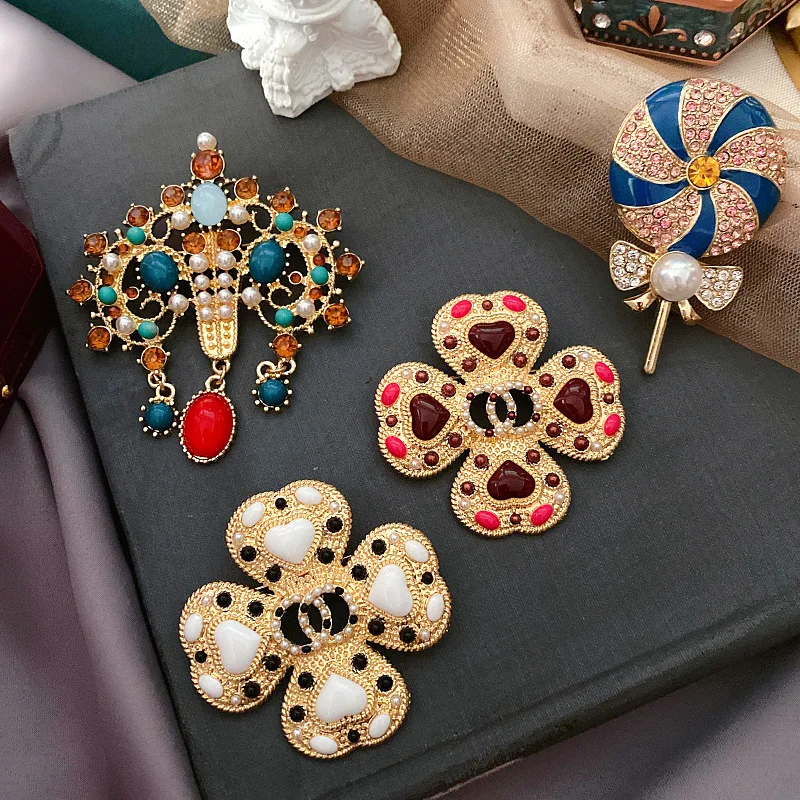 Women Vintage Baroque Pendant Pearl Animal Brooch Pin Palace Gold Color Fashion Metal Badges Buckle Party Festival Corsage Pins
