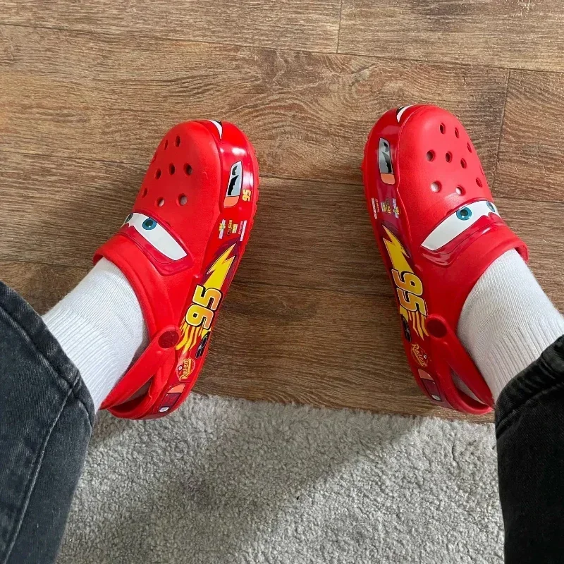 Aoger Disney Lightning Mcqueen Pixar Crocs آؤٹ ڈور بیچ چپل پیارا کارٹون anime پول اینٹی سلپ Crocs No95 کار چپل جوتے