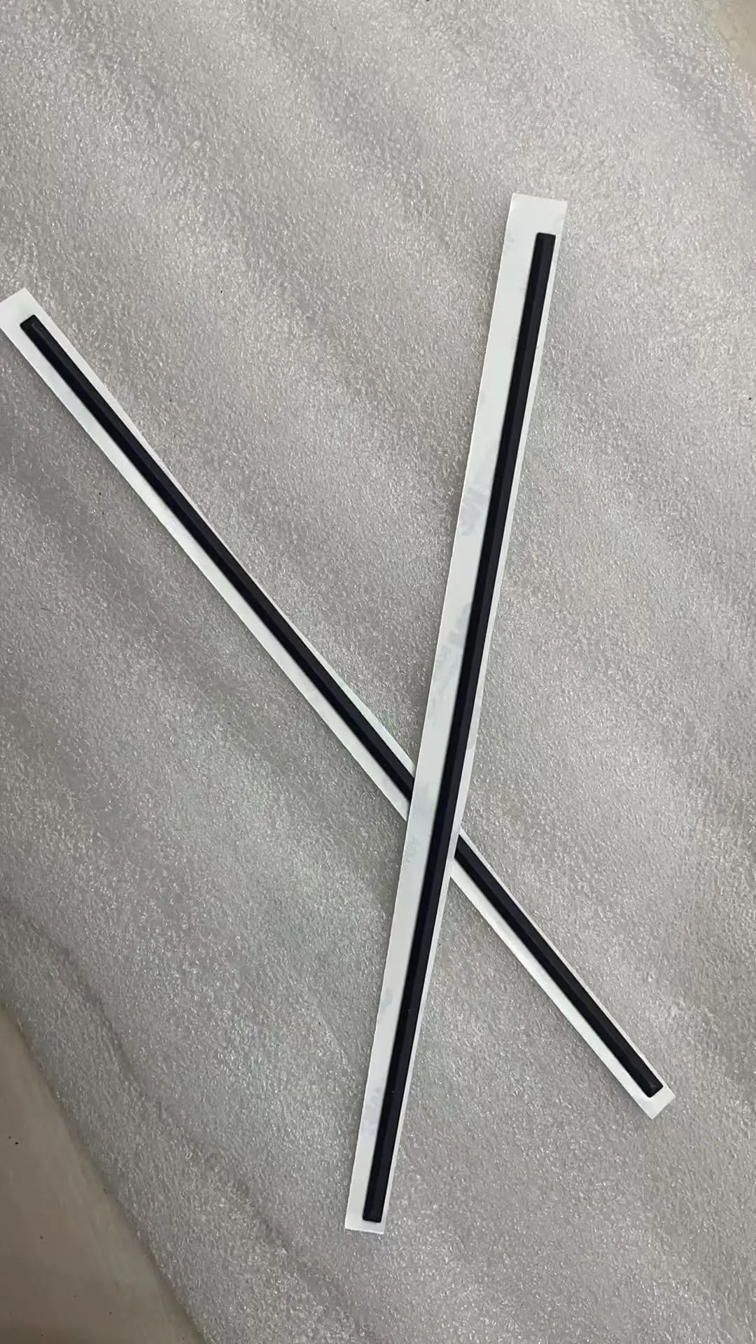 1 Zestaw Gumowych Podkładek Pod Dolną Obudową Laptopa DO HP Spectre X360 13-AP TPN-Q212 270mmx5mm Czarno-Niebieskie Podkładki Pod Nóżki z Taśmą Dwustronną — zdjęcie produktu 5
