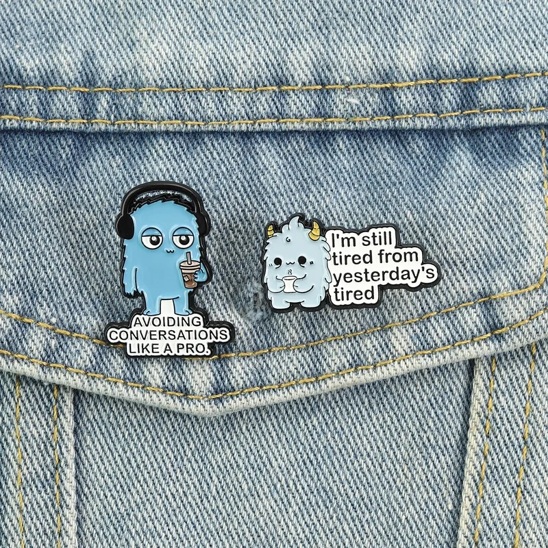 Pins de esmalte con diseño de animales de dibujos animados, broches y insignias de solapa con la frase 'Aún cansado de ayer', estilo 'Estado Introvertido', regalo para amigos