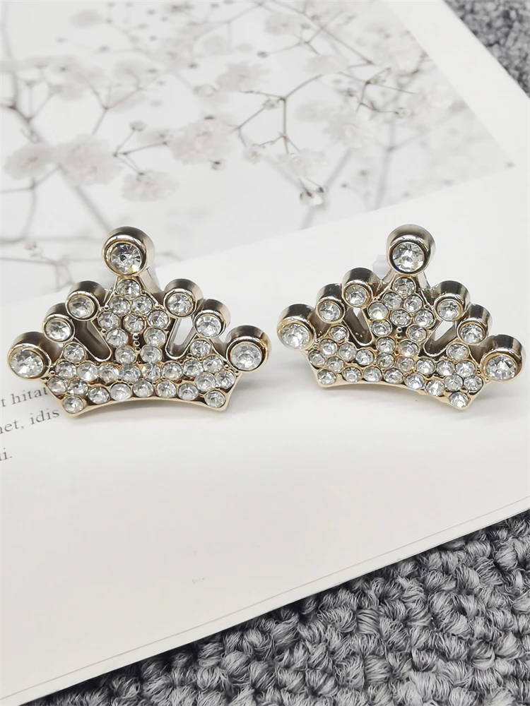 2PCS Luxus Bling Schuh Spitze Charms ABS Strass Schnalle Dekoration DIY Goldene Krone Schnürsenkel Clips Zubehör Fit Frauen Stiefel – Detail 8