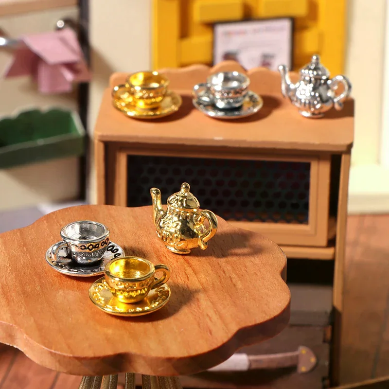 1Set 1:12 Casa delle bambole in miniatura Teiera Tazza Piattino Set da tè in metallo Tavolo da pranzo Modello Decor Giocattolo Accessori per casa delle bambole
