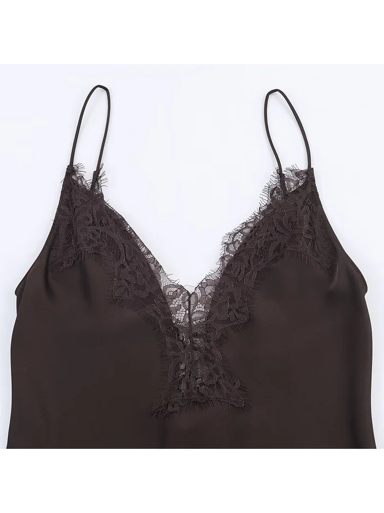 Letnia elegancka sukienka damska z dekoltem w serek, asymetrycznym dołem, koronkowymi zdobieniami, na ramiączkach, bez rękawów, z odkrytymi plecami, o satynowej fakturze, midi.