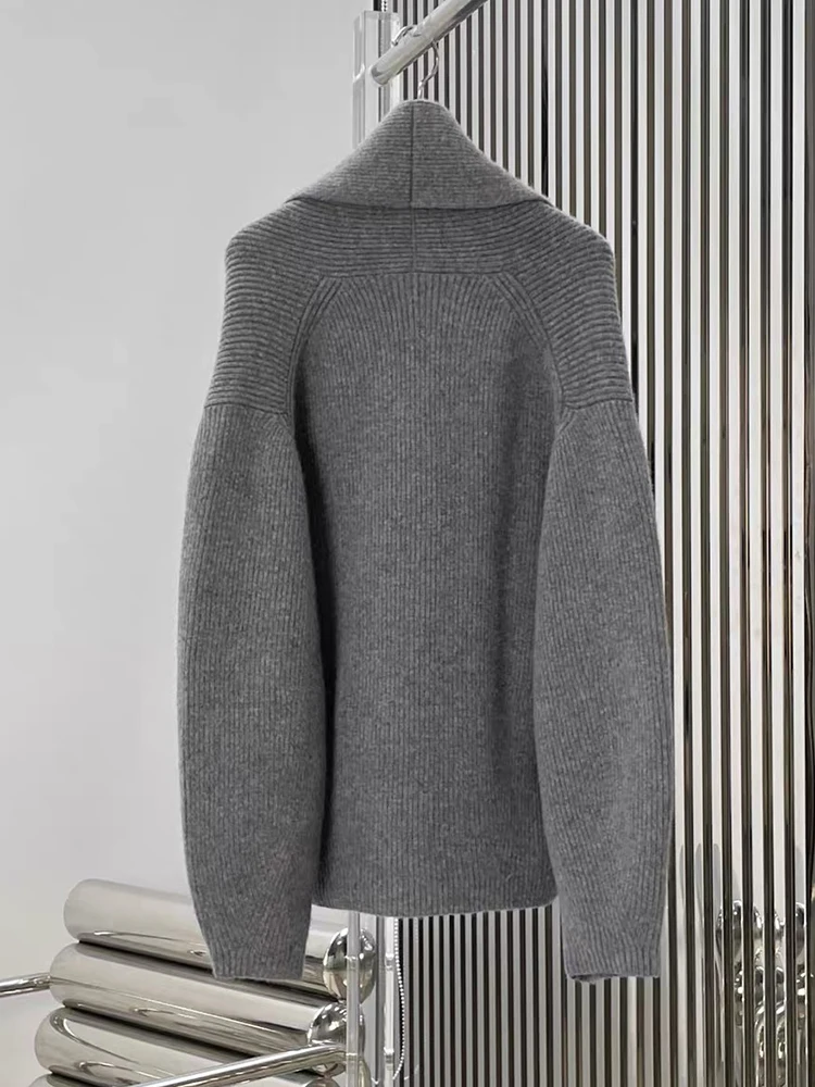 Minimalist, loose-fitting Knit jacket with an oversized lapel – New women's wool knit coat for Autumn/Winter 2026.