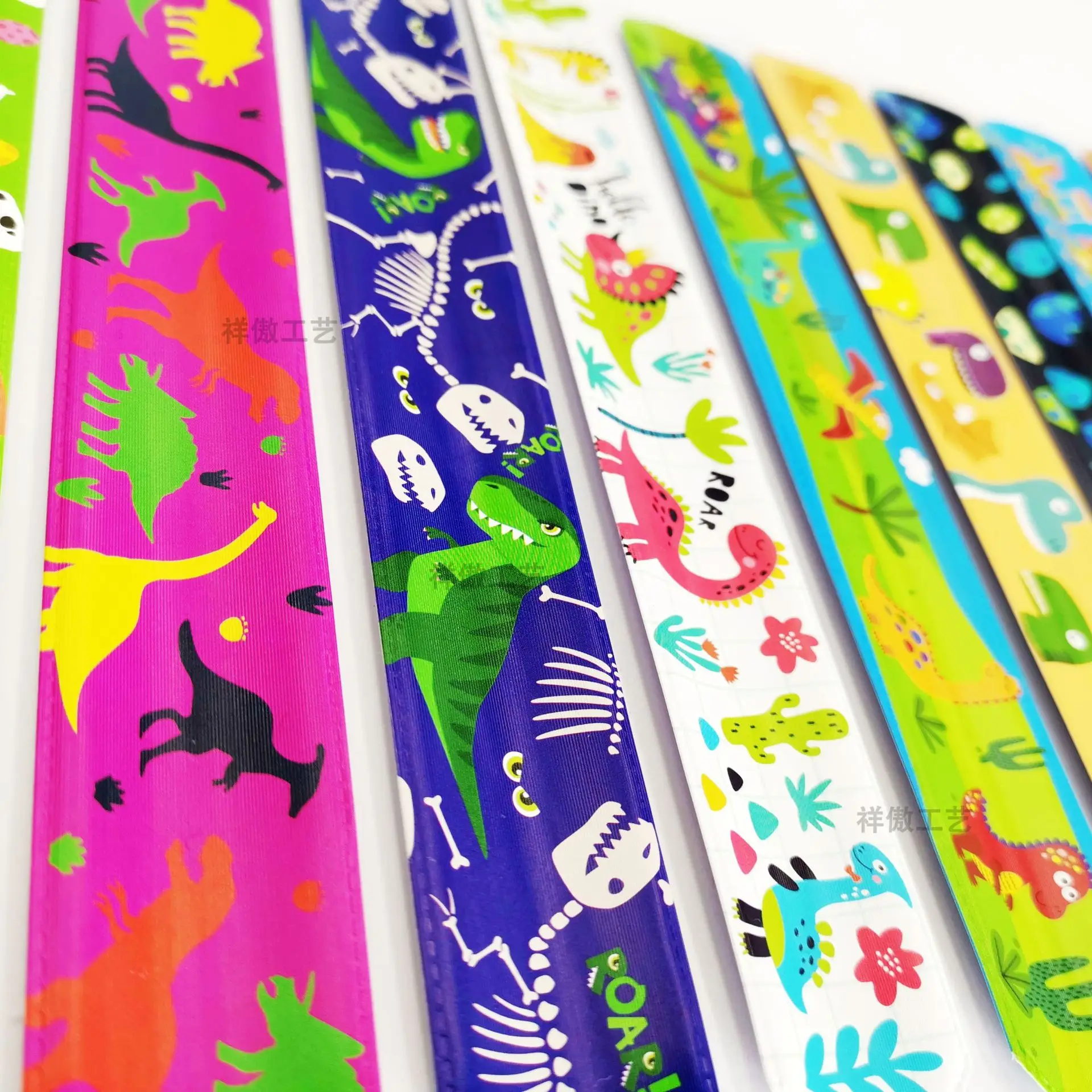 12 stücke Cartoon Dinosaurier Schlagen Armband Geschenk Party Dekoration kinder Junge Glücklich Dschungel Wildlife Park Dinosaurier Geburtstag Party – Detail 4