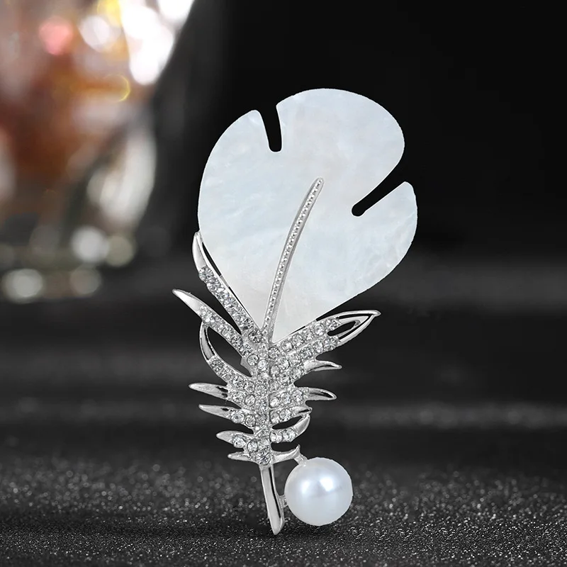 Women's stylish Brooch Feather Pearl Crystal Rhinestone Metal Lapel Pins Badges Accessories Japanese Brooches 2024