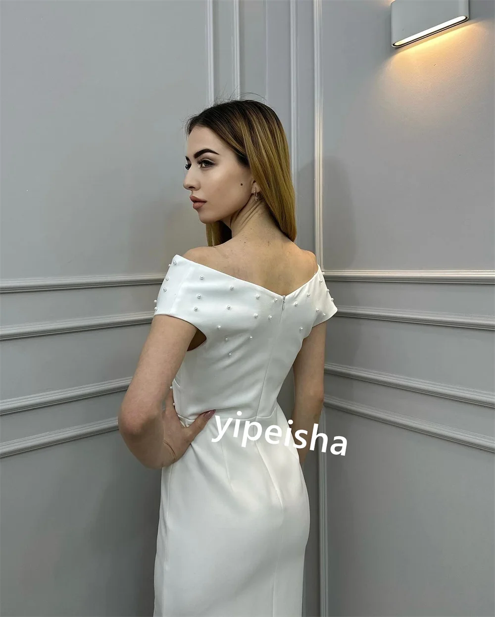 Vestido de noche personalizado con perlas de satén para fiesta de boda, corte en A, hombros descubiertos, vestido para ocasión a medida, vestidos por debajo de la rodilla de Arabia Saudita