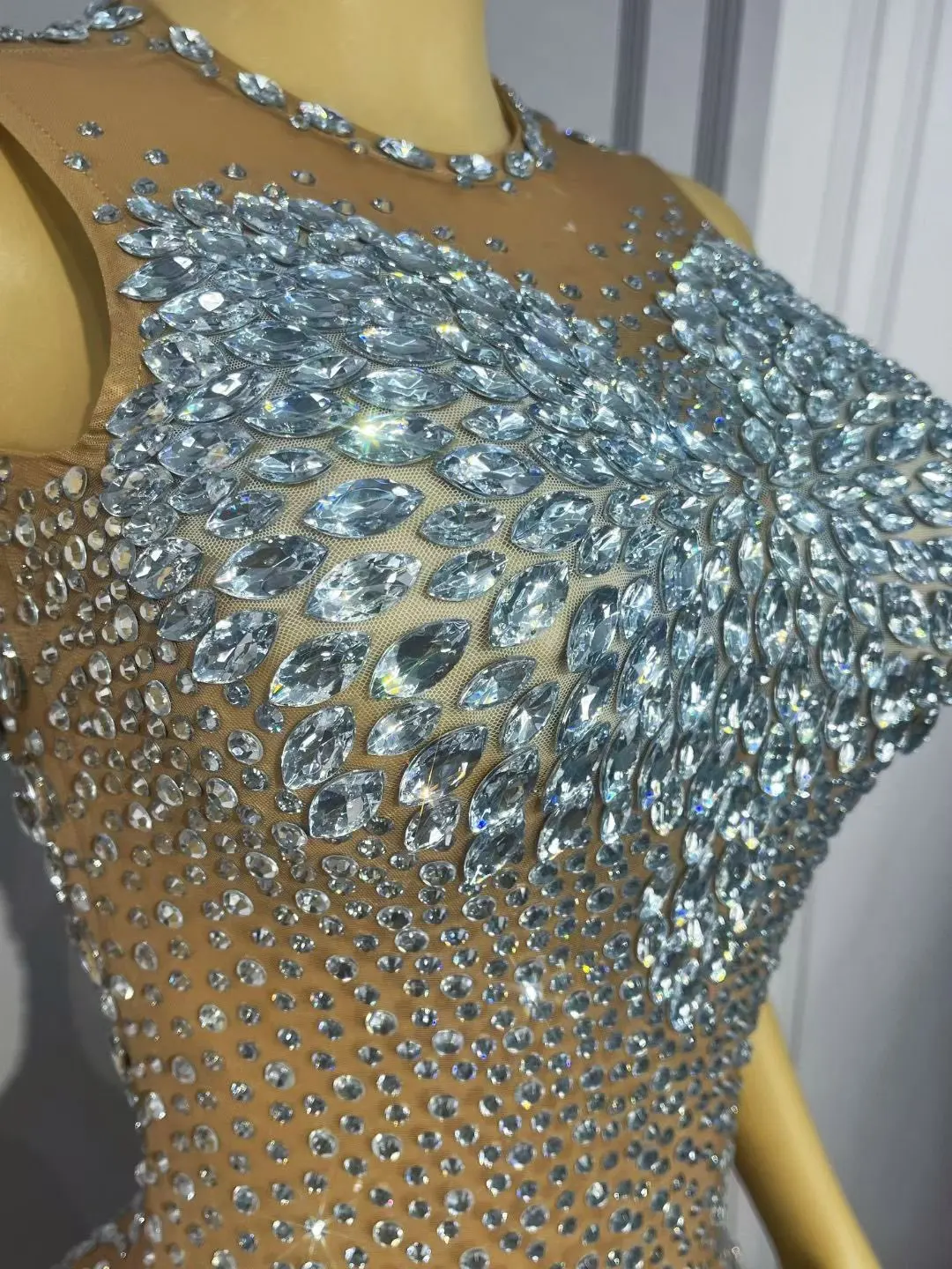 Body en maille nue pour femmes, strass argentés scintillants, Sexy, fête d'anniversaire, défilé de mode, tenue de scène, Costume de séance photo