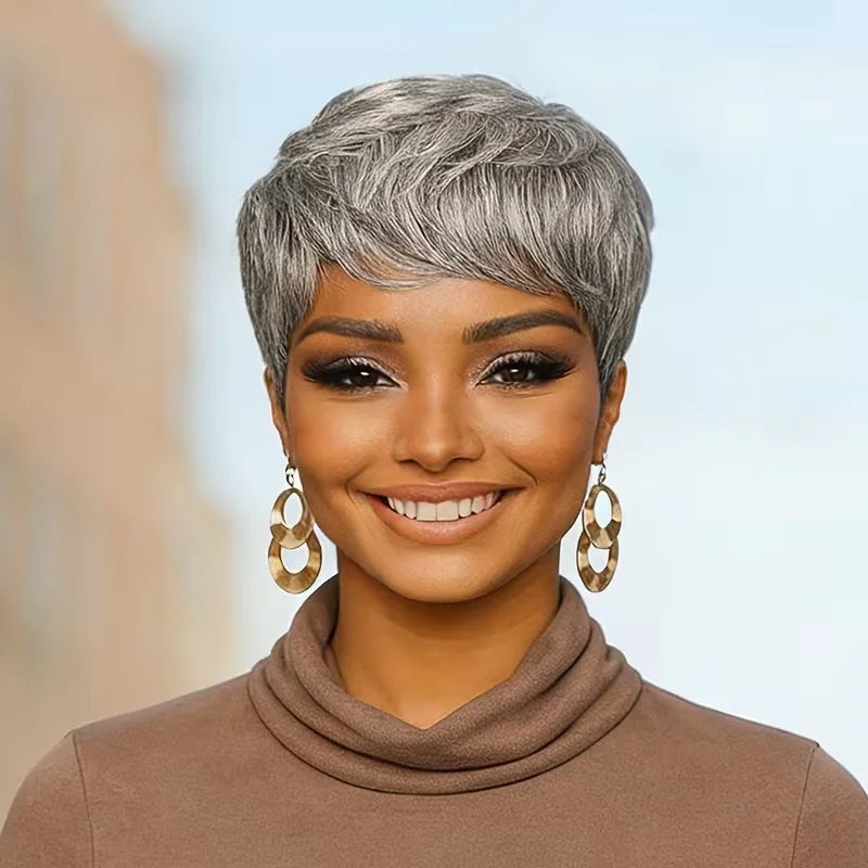 parrucca-corta-a-strati-con-capelli-ricci-e-taglio-pixie-colore-grigio-argento-con-frangia-laterale-realizzata-con-fibra-resistente-al-calore-applicata-a-macchina-per-uso-quotidiano