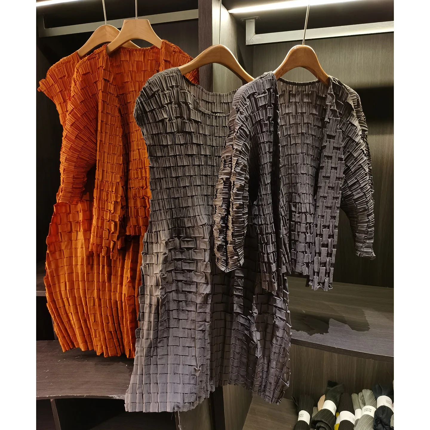 

Miyake Folds Spring Minimalist Pressure Pleat Weave Heavy Duty Two Piece Ladies Sleeveless Dress with Casual Jacket Women Pleat