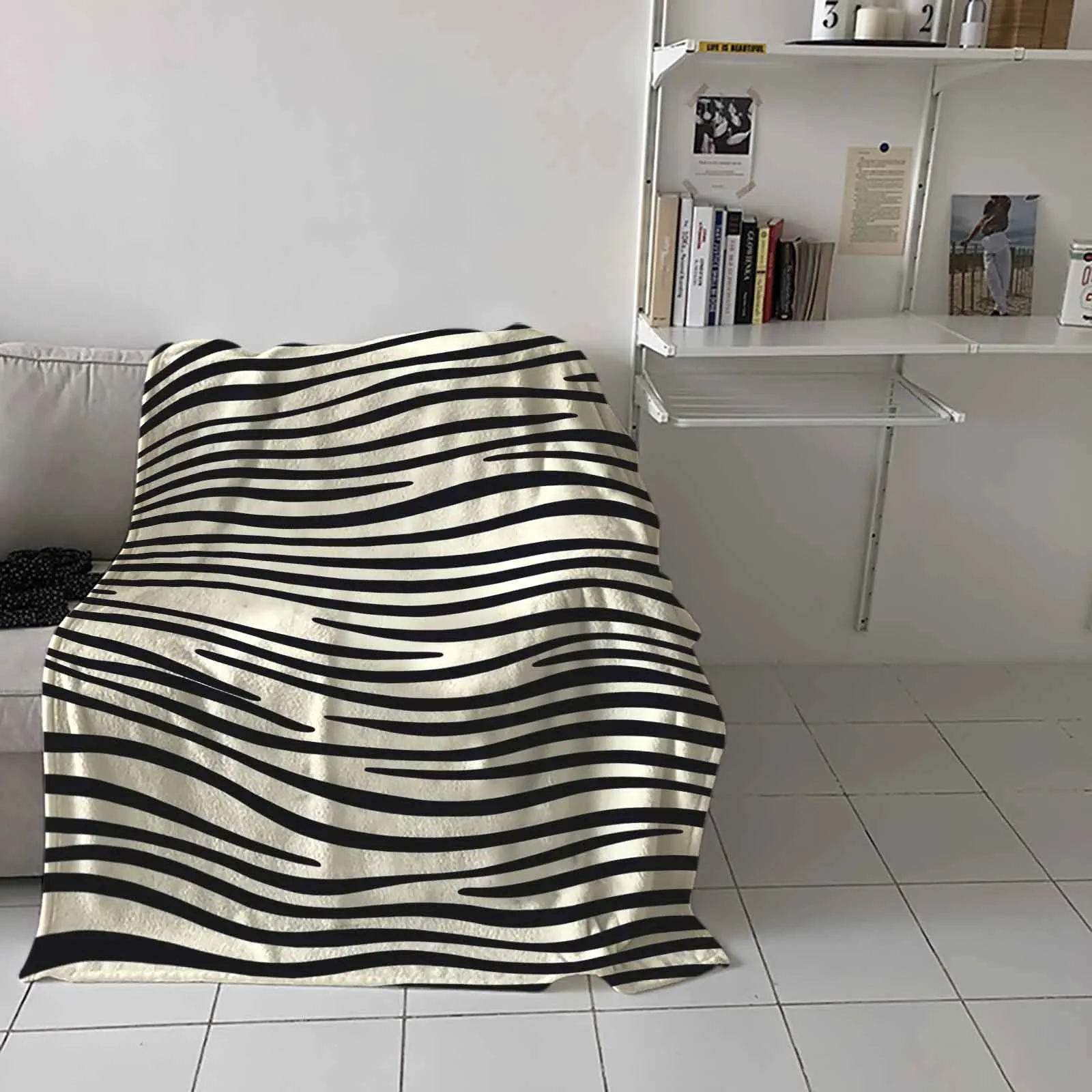 

Concise Black Wave Line Luxury Throw Flannel Machine-washable Blankets for Sofa Couch and Bed
