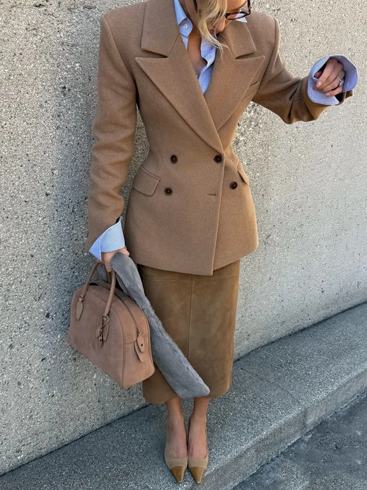 Elegante ed elegante blazer doppiopetto con spalle imbottite, una giacca da donna slim fit a vita alta realizzata in misto lana