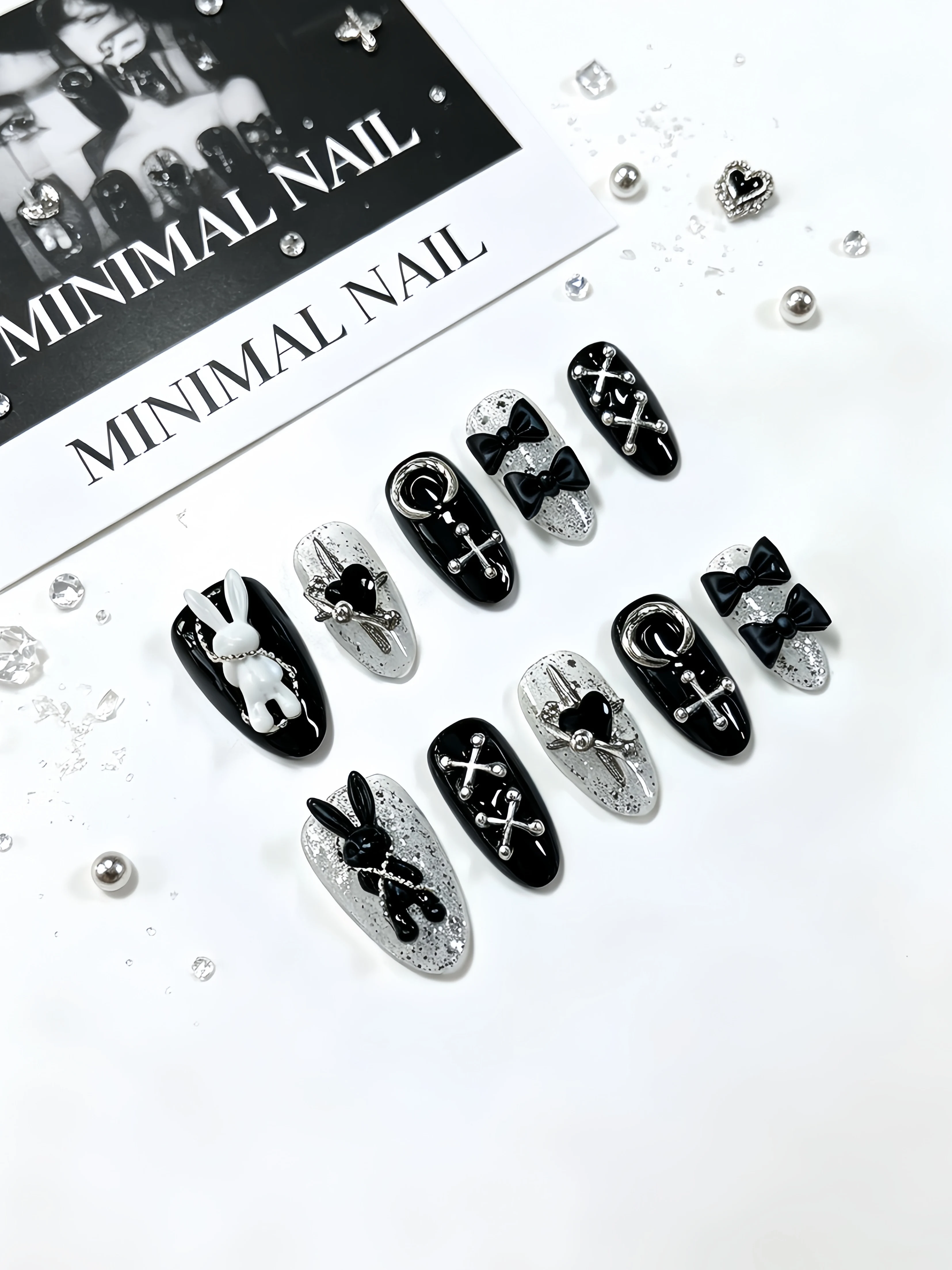 10 faux ongles en forme d'amande, noir et blanc, style gothique, avec motif lapin, chaîne, cœur, diamant et paillettes argentées, pour nail art, style rock exquis pour anniversaire, style urbain pour femme tendance, style polyvalent au quotidien, style punk Y2K, style bar, faux ongles pour Halloween, look cool et doux