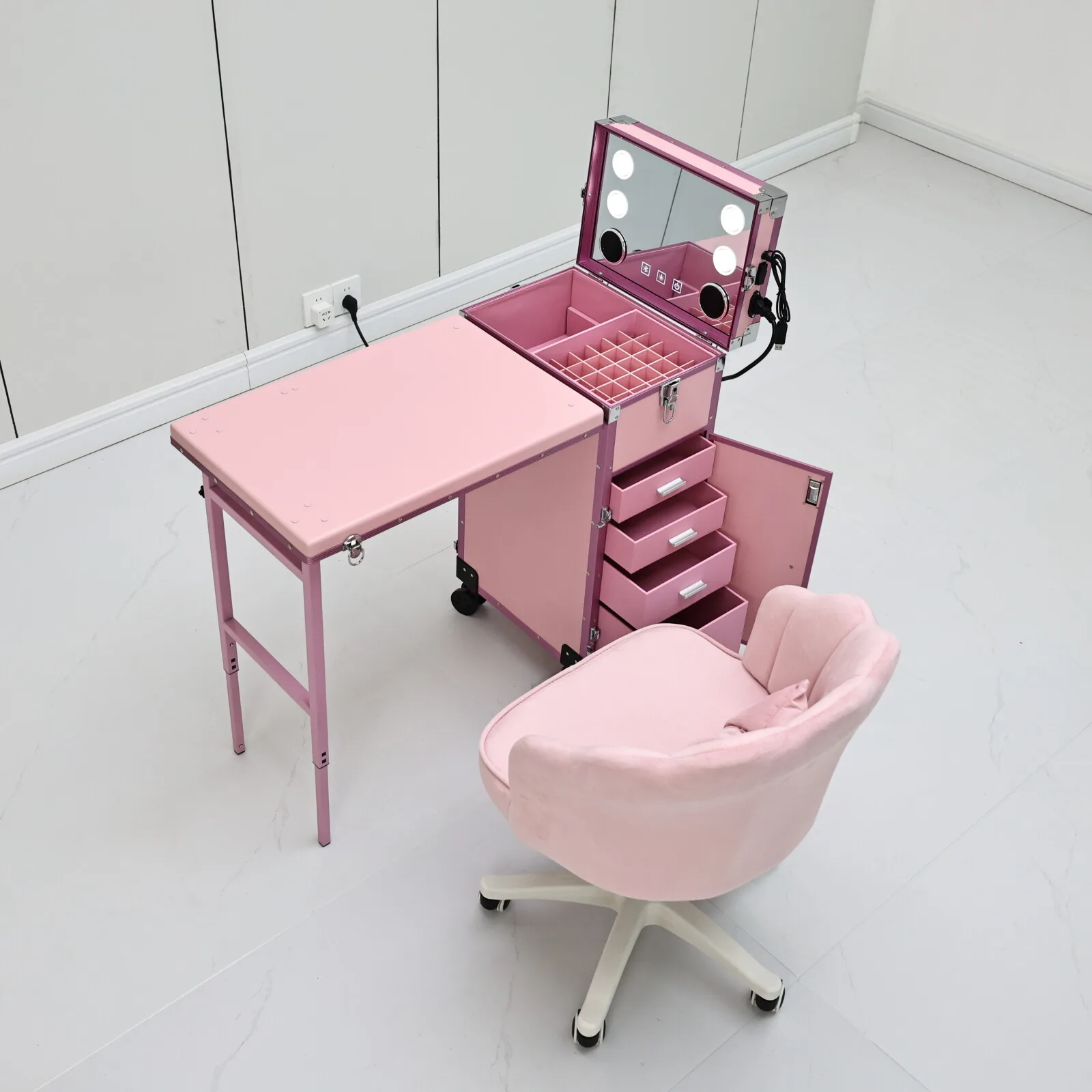 Rosa, tragbarer Manikürtisch mit LED-Spiegel, Schubladen und Rollen, zusammenklappbarer, rollbarer Nagelstudio-Tisch mit Stuhl, Salonmöbel für Nageldesigner. – Detail 3
