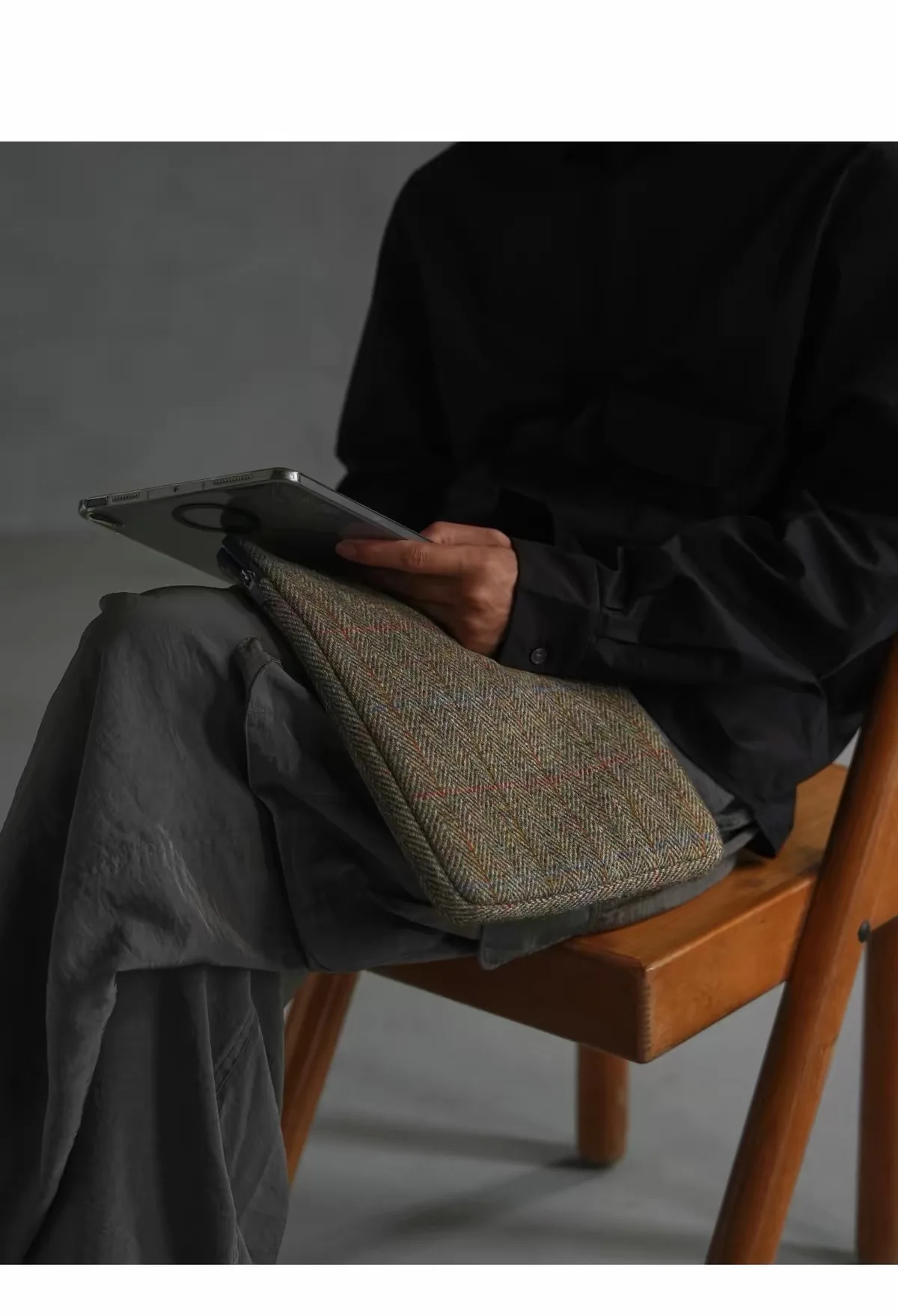 Suitable for the inner case of Macbook laptops. Lightweight and shock-absorbing. Wool tweed protective cover.