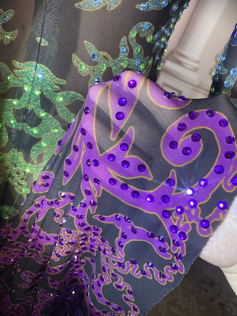 ชุดราตรีวันเกิด Rhinestone เลื่อมบาร์โฮสต์ชุดยาวชั้นนักร้องหญิงประสิทธิภาพชุดราตรีเสื้อคลุมสีม่วง Luxe Cérémonie