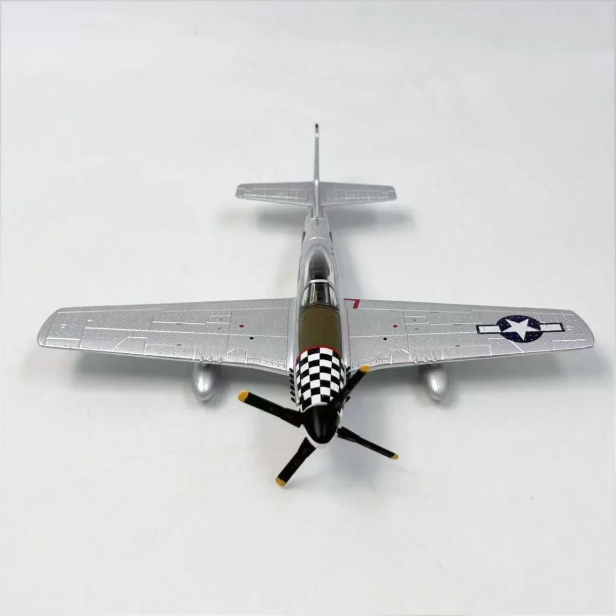 Pressofuso in scala 1:72 della Seconda Guerra Mondiale Forze alleate US Army Aviation P-51D Mustang Fighter Modello di aereo in lega Giocattolo da collezione Regalo