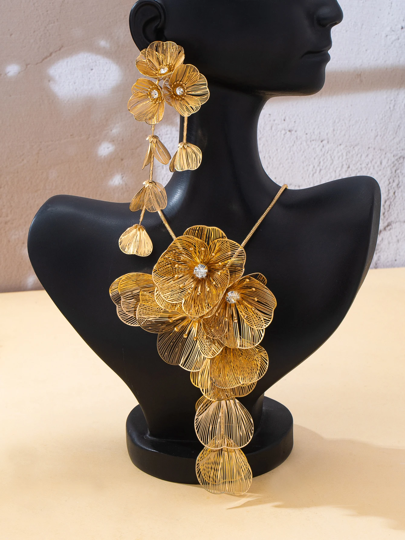Auffälliges Gold-Hohlblumen-Schmuckset für Damen, lange Quasten-Ohrringe, große Blumen-Statement-Halskette, Hochzeits- und Party-Accessoires – Detail 3