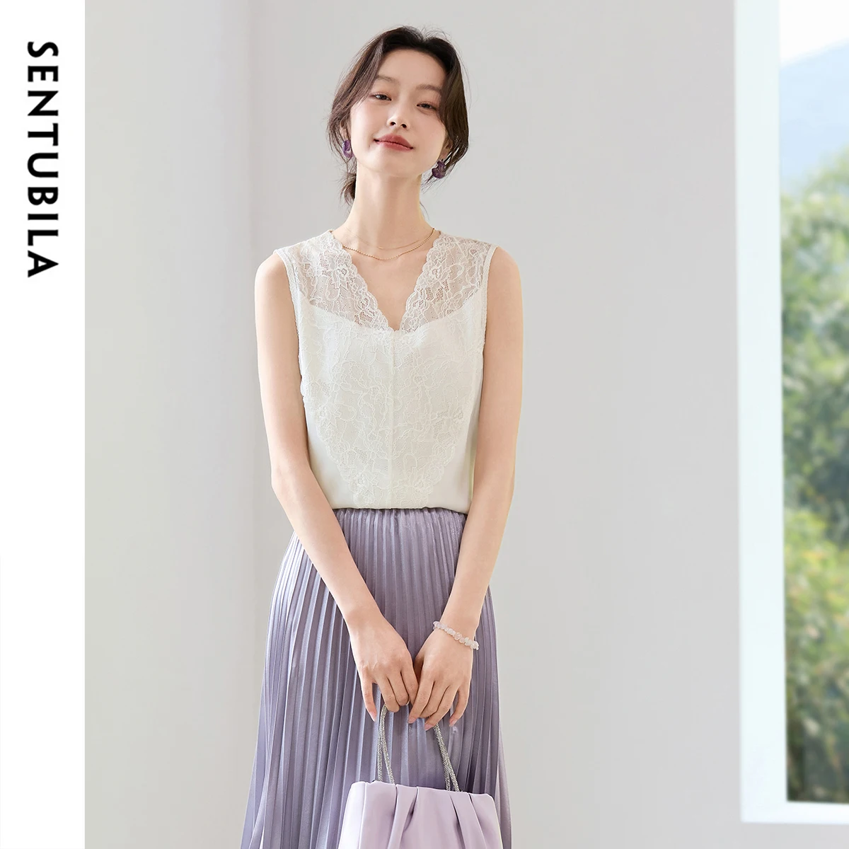 

SENTUBILA Women's Shirt V-neck 2025 New Collection Lace Spliced Summer Top Solid Female Tees Q52I80501
