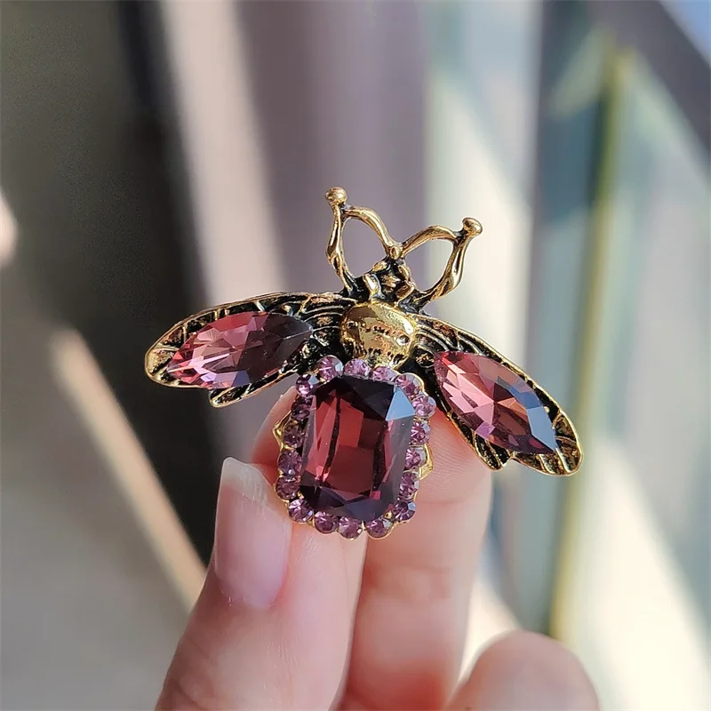 Vintage Bee Rhinestone Brooch Retro Women Crystal Insect Breast Pin Champagne Color Corsage Ladies Party Dress Ornaments Jewelry