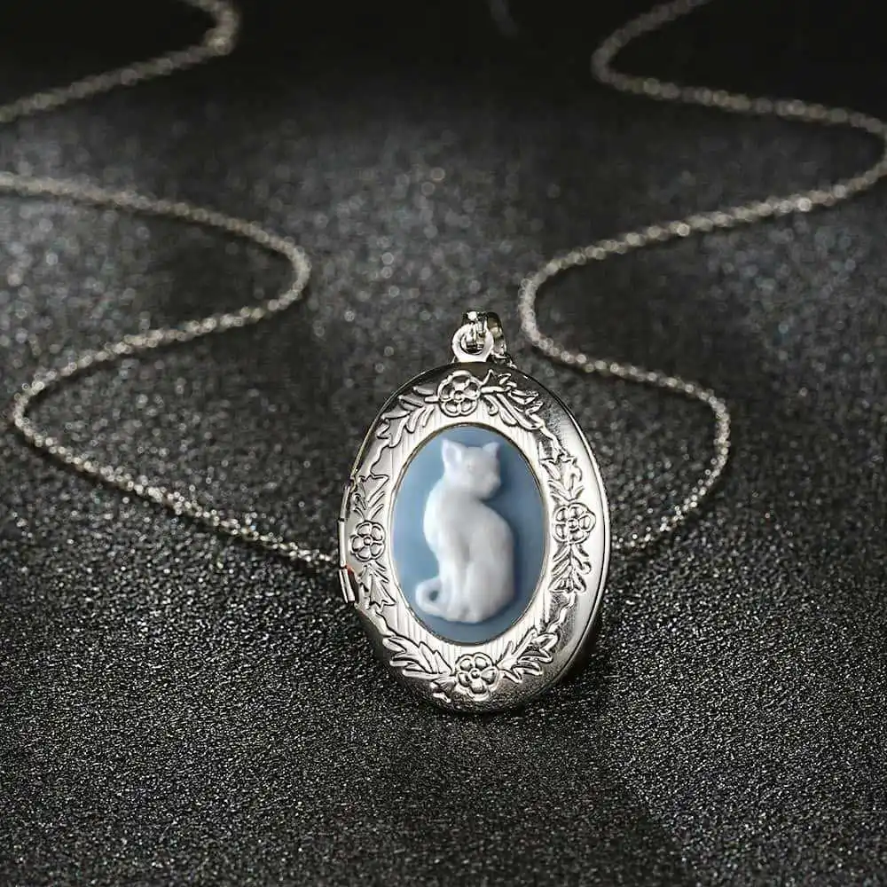 Charmante Retro-Halskette mit ovalem Anhänger aus silberfarbenem Edelstahl mit geprägtem Blumenmuster und Katzenrelief für Damen, süßer Schmuck