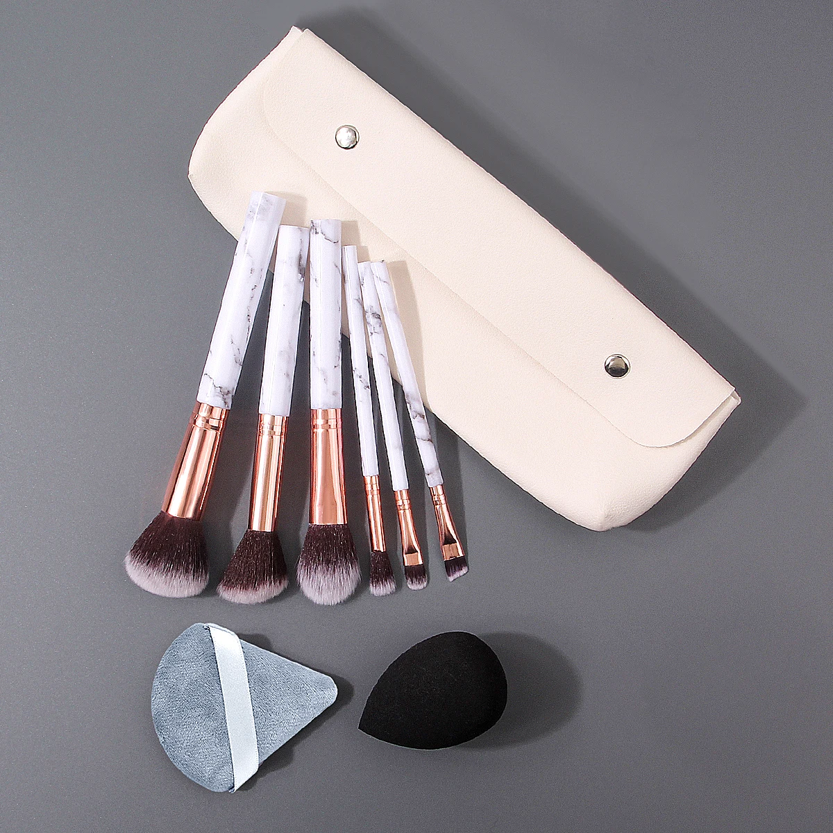 Ensemble de pinceaux de maquillage pour le visage multifonctionnels, 9 pièces, éponge de maquillage douce, bouffée de poudre triangulaire d'œuf + sac de rangement simple