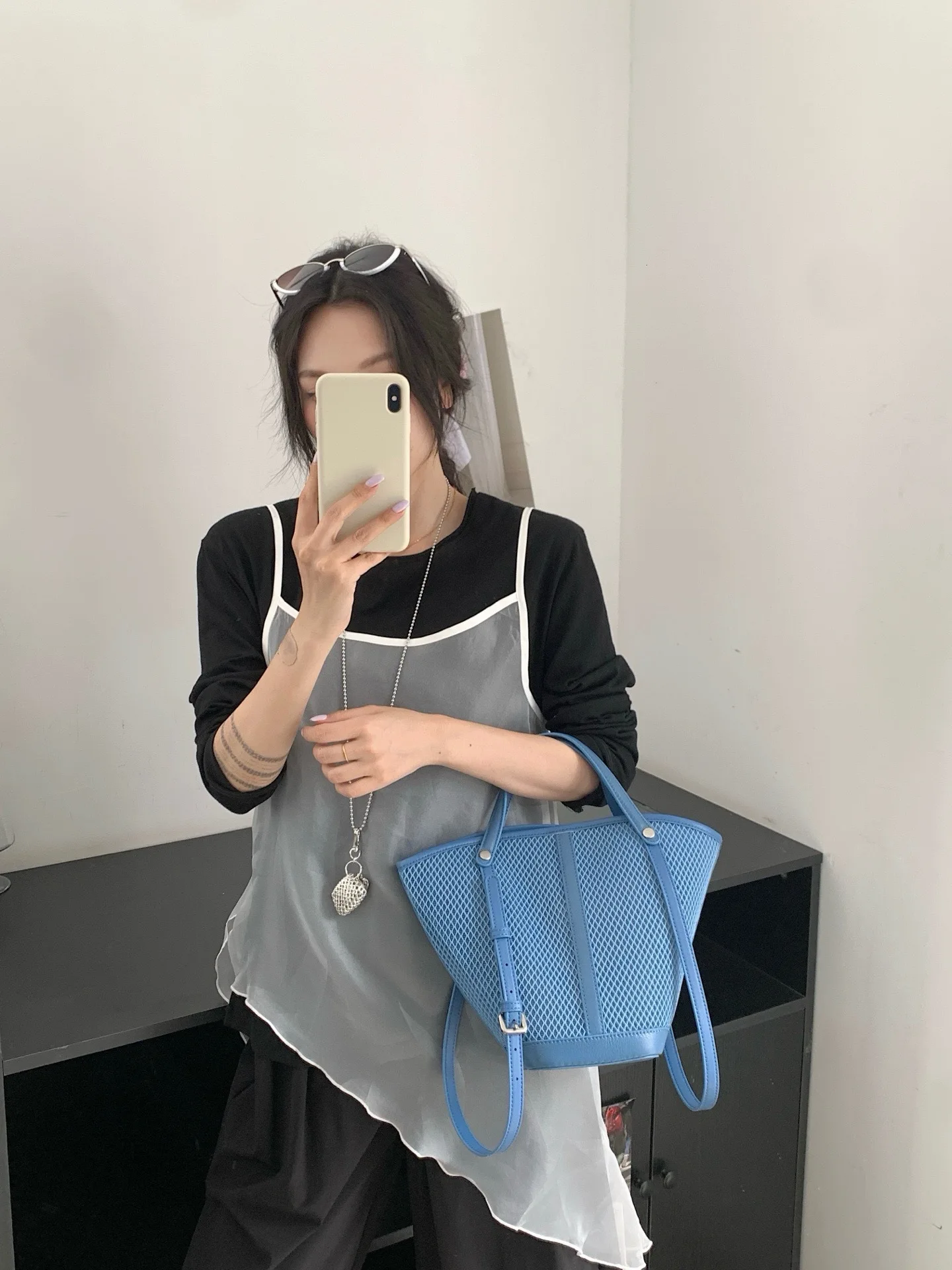 

FIRMRANCH High-Quality Canvas With Cowhide Drawstring Design Handbag Commuting Versatile Crossbody Bag Contrast Color Basket