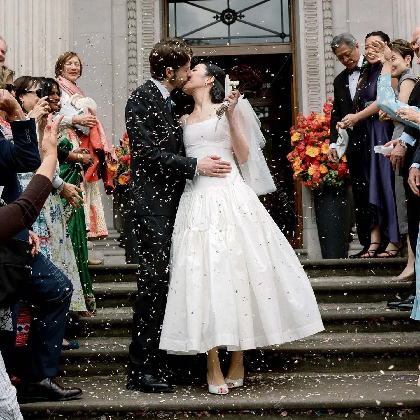 السباغيتي الأشرطة التفتا فستان الزفاف القصير ساحة طوق بلا أكمام الكاحل طول فستان الزفاف حزب بسيط ألف خط ثوب الزفاف