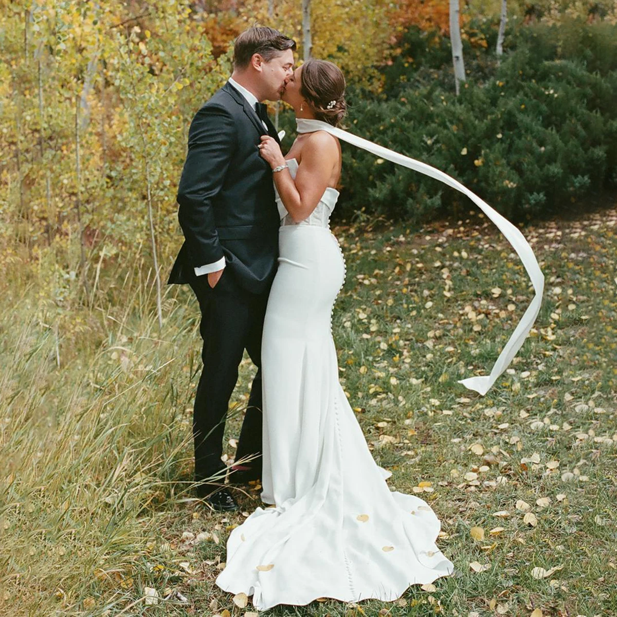 Strapless Crepe Elastic Fit Sheath Wedding Dress Appliques Bias Cut Long Scarf Modern Customized Reception Ivory Bridal Gowns