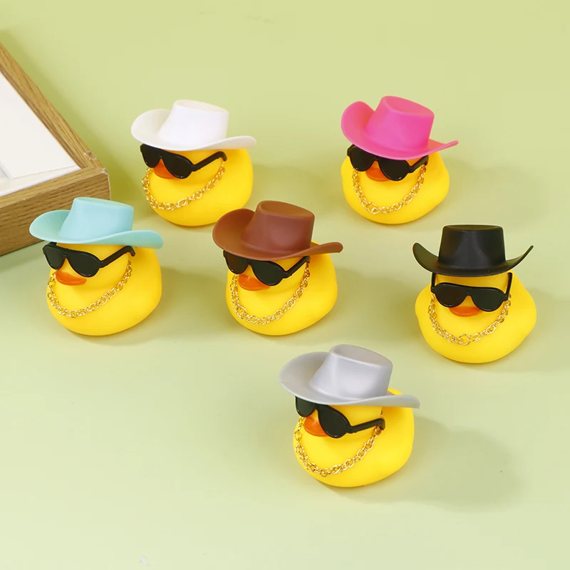 Duck Car Dashboard Decorações, Cool Car Acessórios com Cowboy Hat, colar e óculos de sol, Rubber Duck Ornaments, 1 Conjunto