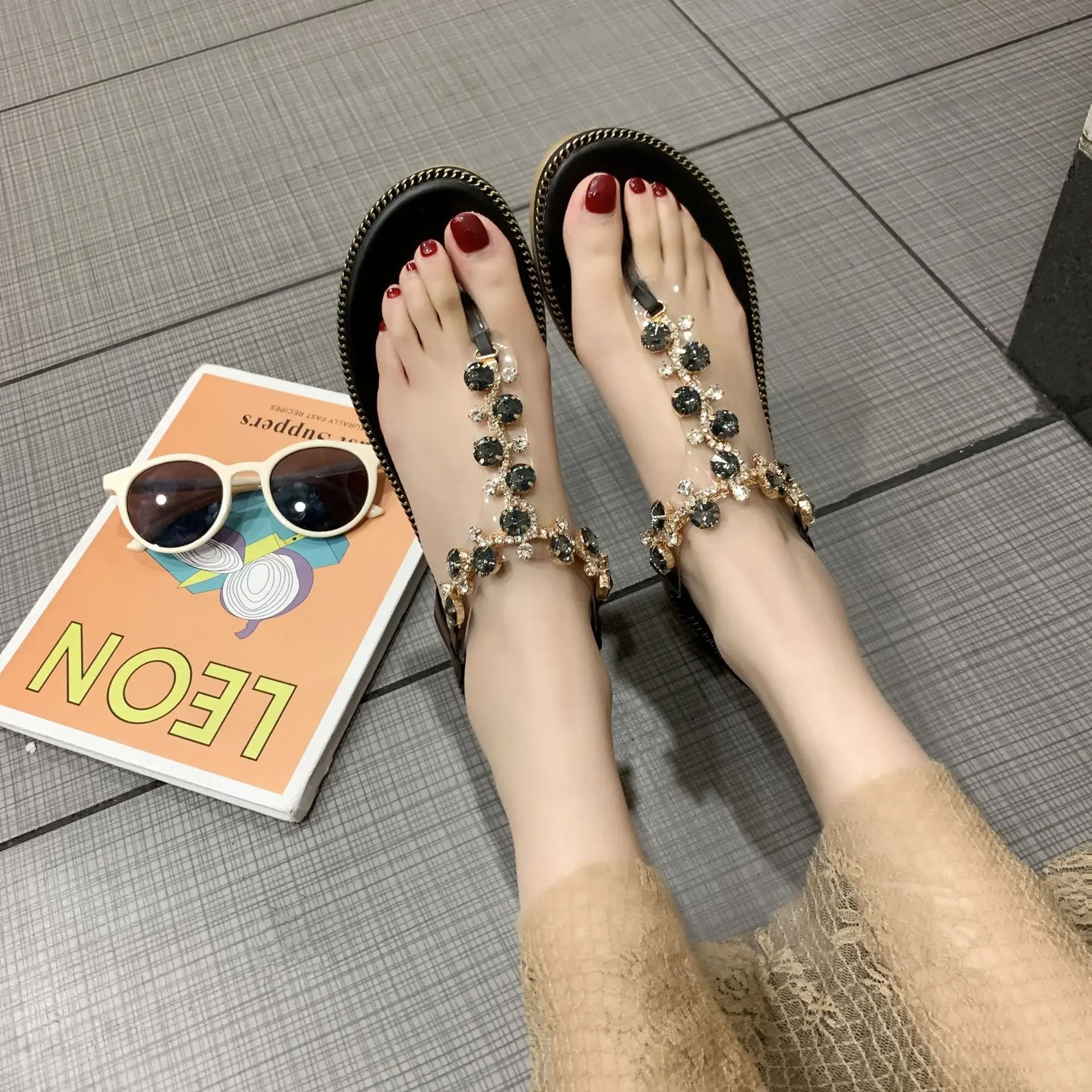 

Новые римские женские сандалии, женские сандалии на плоском носке со стразами, богемные модные пляжные сандалии, обувь для женщин