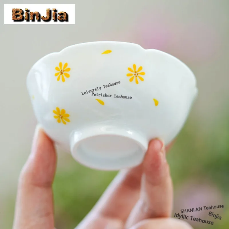 53ml Ivory White Hand-painted Small Daisy Teacup Retro Tea Bowl Mug Tea-tasting Smelling Cup Jianzhan Master Cups Cafes Craft