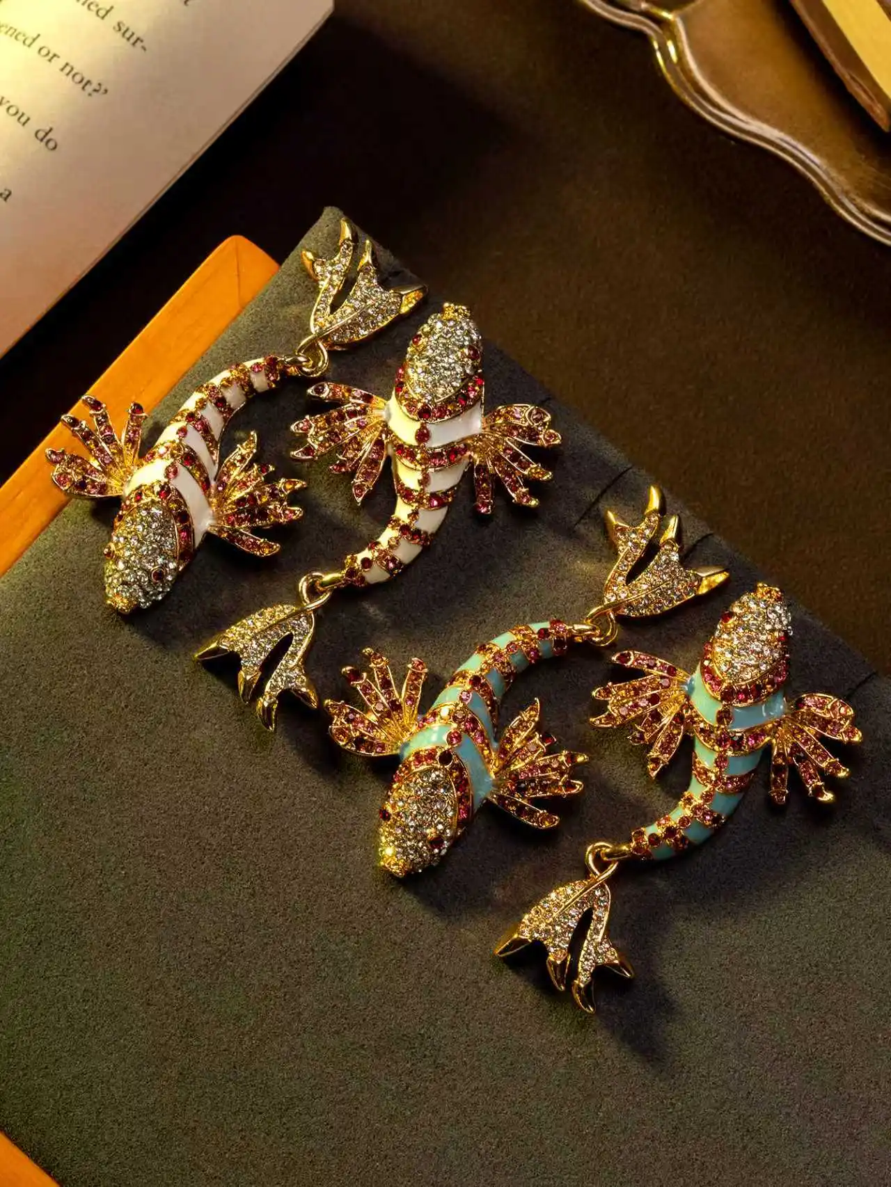 

1 пара винтажных двухцветных серег в форме рыбы с эмалью, инкрустированных стразами, роскошные, подходят для женской повседневной носки, подарок, аксессуар для танцевальной вечеринки