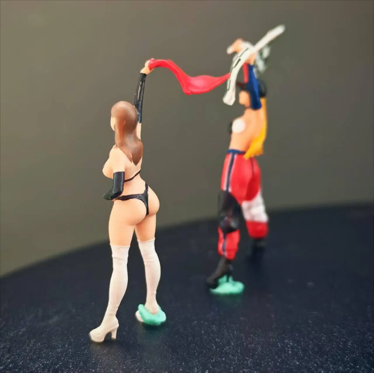 Minifigure 1:64  Figures Racing Flag Bearer Model Miniature Figure Creative Photography Display Collection Garage Decoration