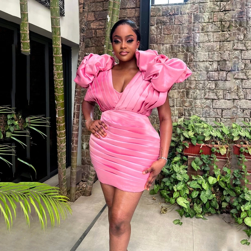 

Pink Pleat Mini Cocktail Dress V-Neck Straight Satin Flower Above Knee Backless Short Homecoming Dress Birthday Gowns Customized