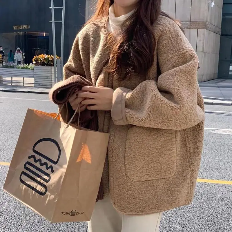 Shpmishal 2024 Autumn and Winter New Design Korean Gentle Coffee Color Short Top with Thickened Lamb Wool Jacket Design Sense