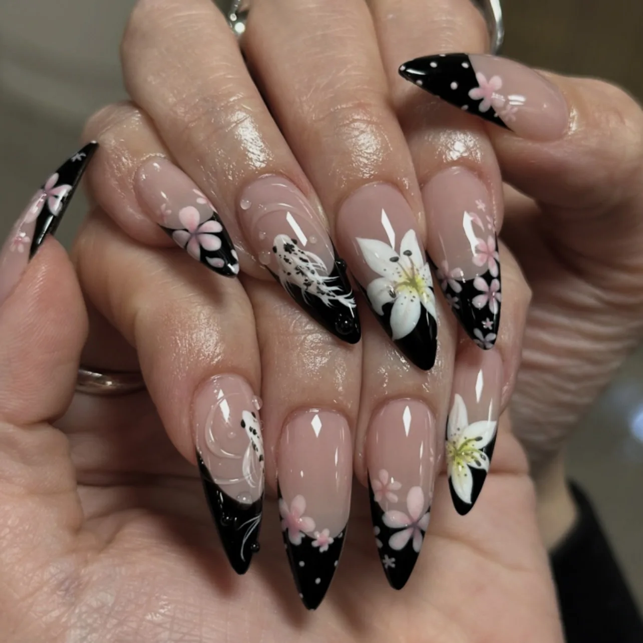 24pc Black Press on Nails with Summer Floral Print Design Almond Full Cover Nail Tips Acrylic French False Nail Simple Fake Nail
