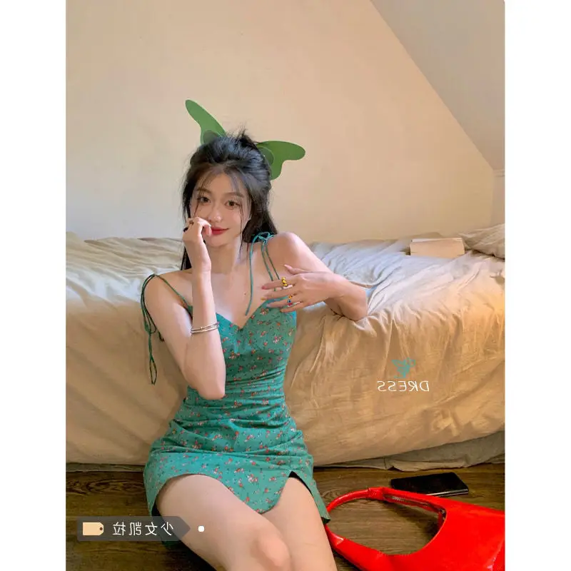 

Pure Desire Wind Green Fragmented Flower Hanging Strap Dress for Women's Summer 2023 New Spicy Girl Split Hip Wrap Short Dress