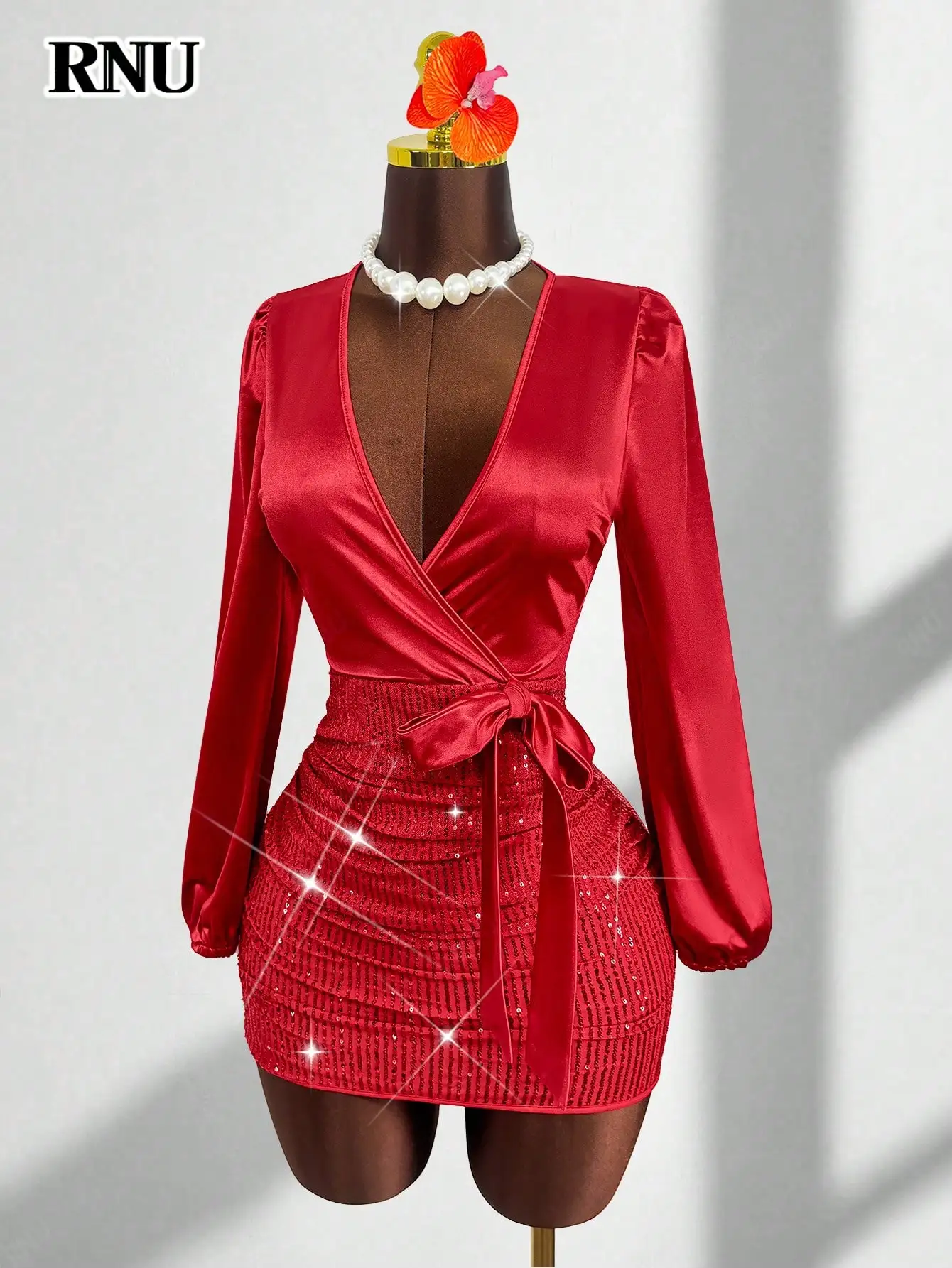 ชุดเดรสสั้นคอวีสีแดง แขนทรงโคม ประดับเลื่อม พร้อมโบว์ที่เอว เหมาะสำหรับงานปาร์ตี้ ออกเดท และวันหยุด