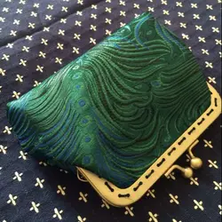 Bolso de mano de plumas de pavo real de color verde esmeralda, bolso de mano nupcial de tela de brocado, cierre de bloqueo de beso de níquel dorado, diseño Vintage