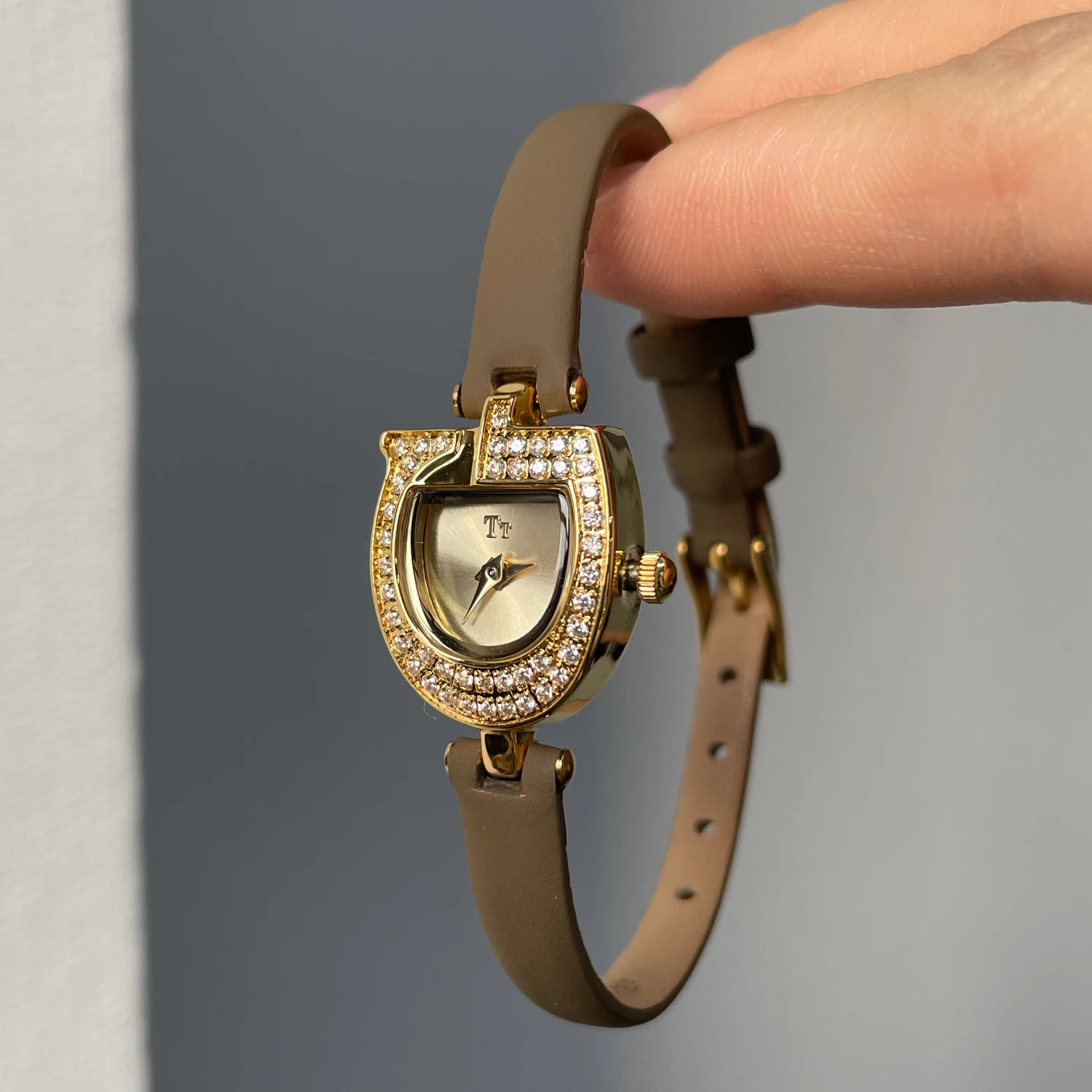 ساعة ذات تصميم مدمج ورائع للنساء ساعة عصرية عالية الجودة 2026 تصميم فني جديد للفتيات ساعة كوارتز هدية #3