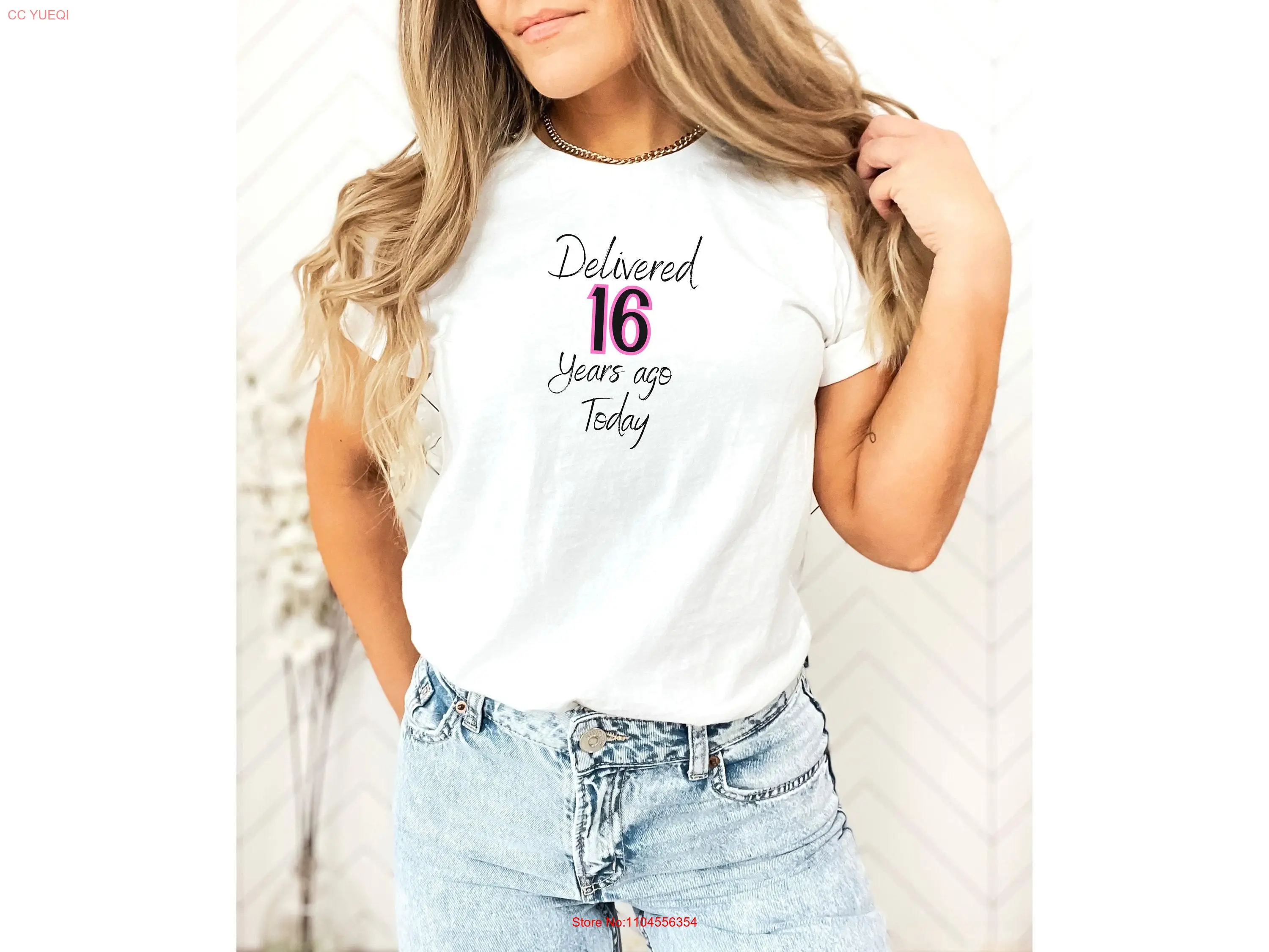 Dziewczęca koszulka z okazji 16 urodzin, szczęśliwa koszulka z okazji 18. urodzin, pomysły na prezent, siostra niece dostępna w kolorze czarno-białym
