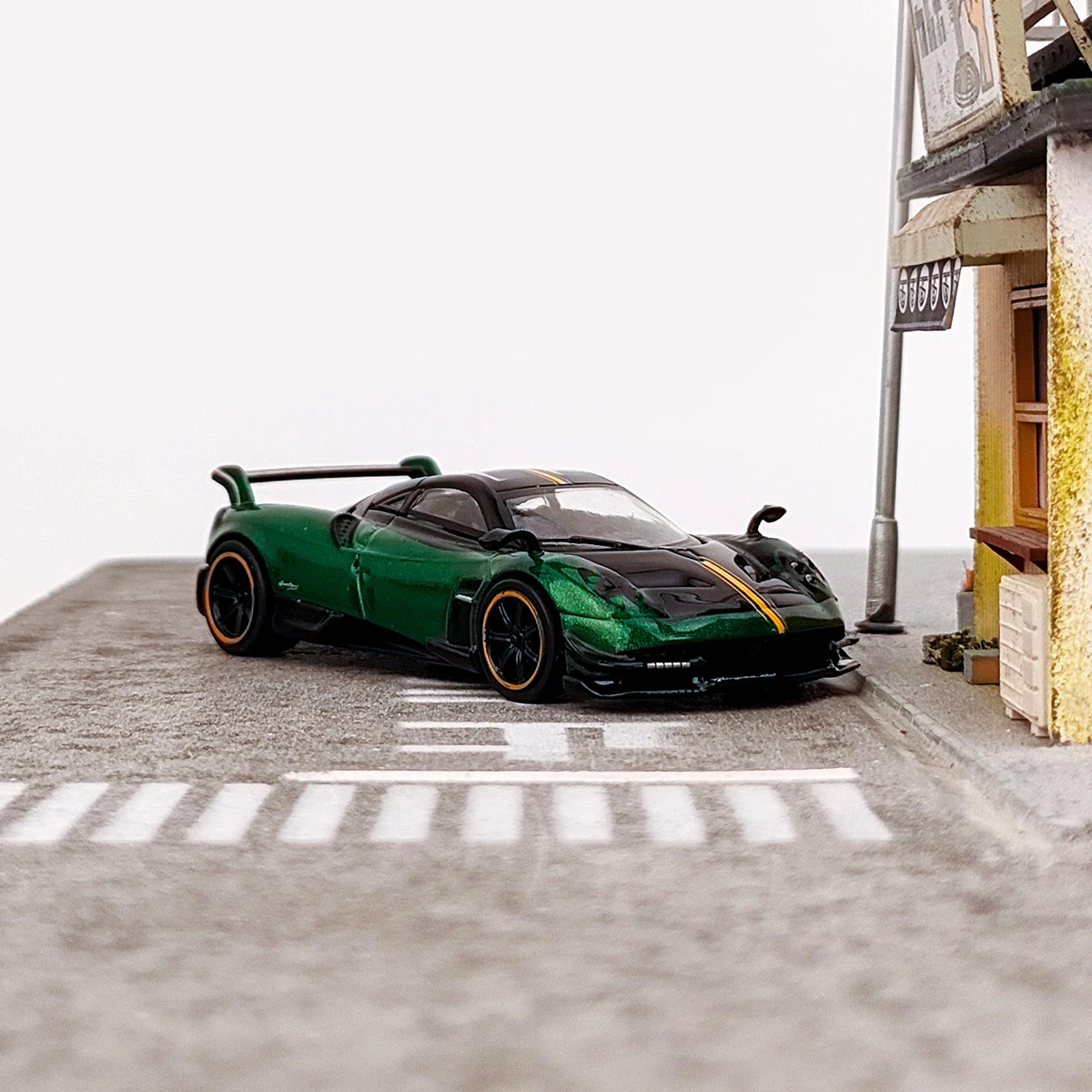 Tarmac Works1:64 Huayra BC diecast model car