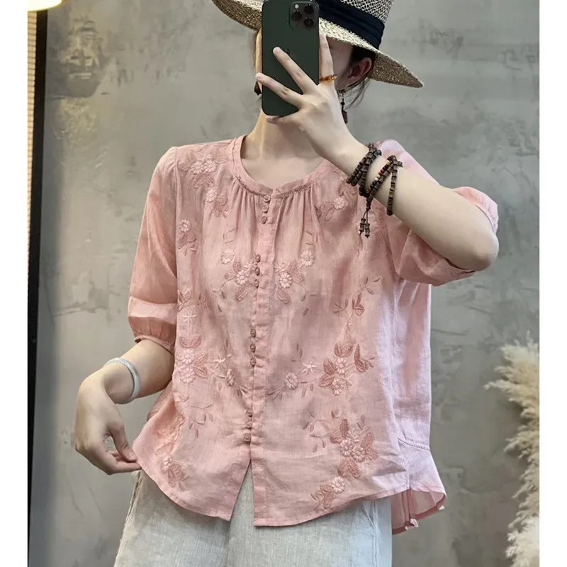 Csa Fena Casual de Linho Fino com Bordado Artístico, Gola Redonda, Botão Único, Manga Cinco e Caimento Solto – Nova Co...